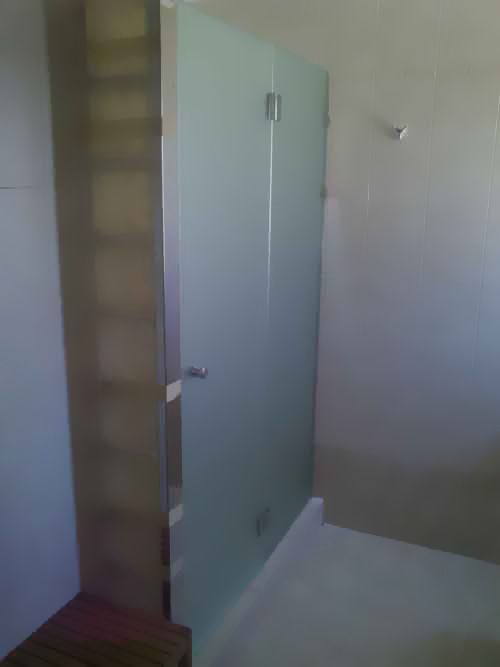 Γυάλινη ντουζιέρα με ανοιγόμενη πόρτα και τζάμι αμμοβολής