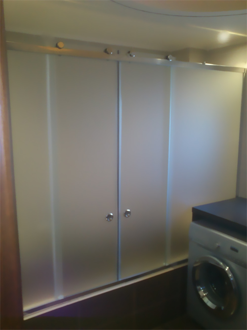 Γυάλινη ντουζιέρα με συρόμενες πόρτες και γυαλί αμμοβολής